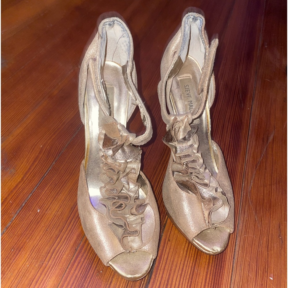 💛 Ruffled Gold Heels 💛
